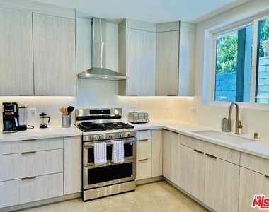 948 E 67th Street - Photo Thumbnail 6