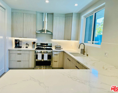 948 E 67th Street - Photo Thumbnail 7