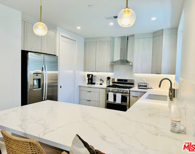 948 E 67th Street - Photo Thumbnail 8