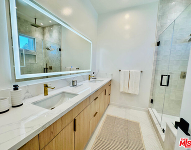 948 E 67th Street - Photo Thumbnail 19