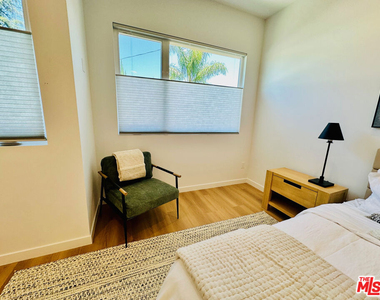 948 E 67th Street - Photo Thumbnail 18
