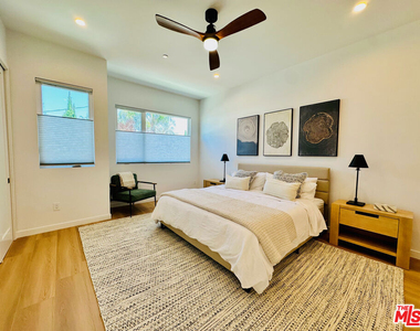 948 E 67th Street - Photo Thumbnail 14