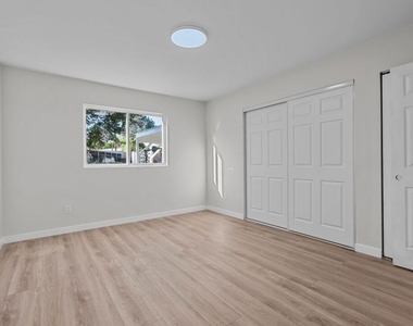 16855 Donmetz Street - Photo Thumbnail 15