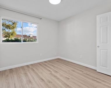 16855 Donmetz Street - Photo Thumbnail 12