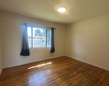 7359 Amestoy Avenue - Photo Thumbnail 26