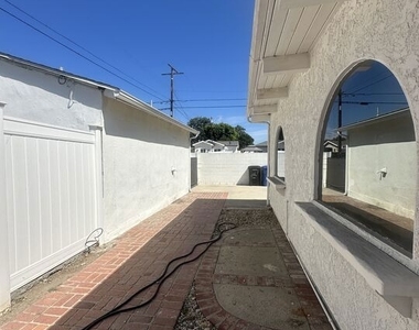 7359 Amestoy Avenue - Photo Thumbnail 12