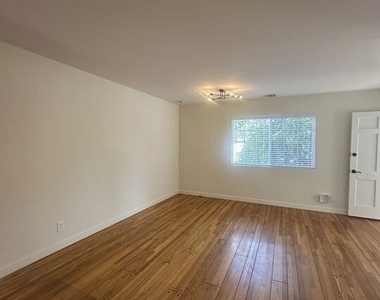 7359 Amestoy Avenue - Photo Thumbnail 24