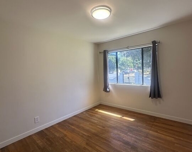 7359 Amestoy Avenue - Photo Thumbnail 25
