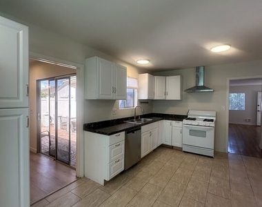 7359 Amestoy Avenue - Photo Thumbnail 21