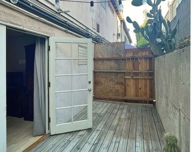 1145 Larrabee Street - Photo Thumbnail 9