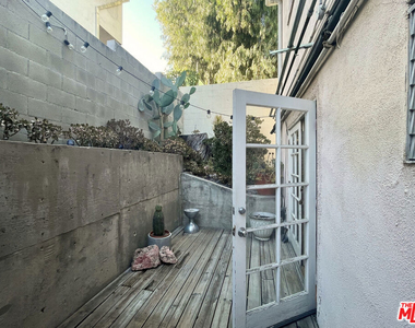 1145 Larrabee Street - Photo Thumbnail 8