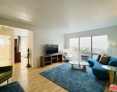 1145 Larrabee Street - Photo Thumbnail 3