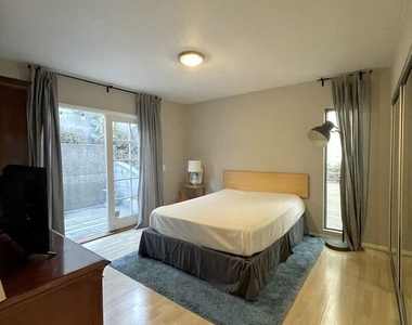 1145 Larrabee Street - Photo Thumbnail 6