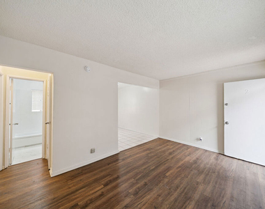 8633 Denver Avenue - Photo Thumbnail 5