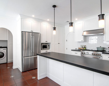 228 S Orange Drive - Photo Thumbnail 12