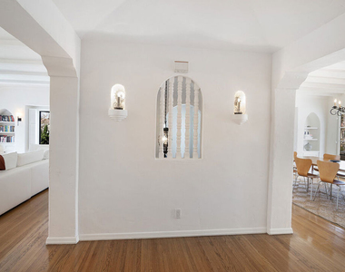 228 S Orange Drive - Photo Thumbnail 7