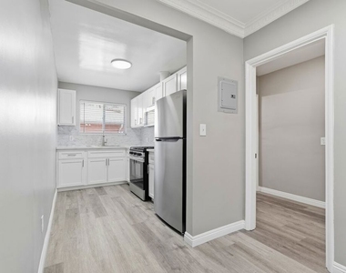 1818 N Kingsley Drive - Photo Thumbnail 4
