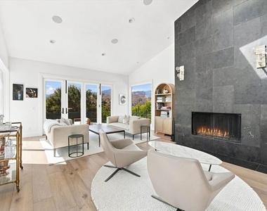 1027 Ravoli Drive - Photo Thumbnail 7