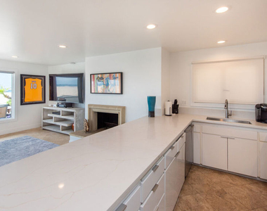 6419 Ocean Front Walk - Photo Thumbnail 9
