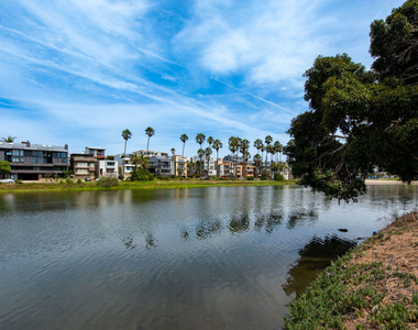 6419 Ocean Front Walk - Photo Thumbnail 46