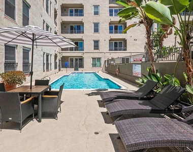 2445 Brant St - Photo Thumbnail 12