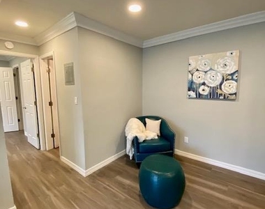 317 Brook Avenue - Photo Thumbnail 5