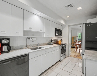 811 Eagle Bay Drive - Photo Thumbnail 14