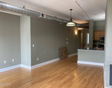 4 Sheridan Avenue - Photo Thumbnail 2