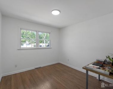 33 Larchmont Road - Photo Thumbnail 15