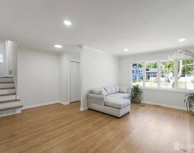 33 Larchmont Road - Photo Thumbnail 5