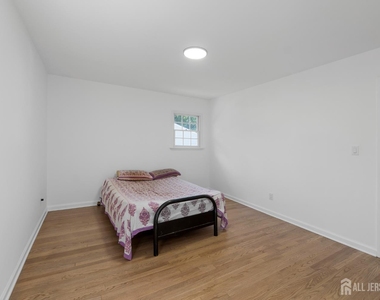 33 Larchmont Road - Photo Thumbnail 17