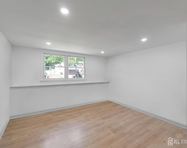 33 Larchmont Road - Photo Thumbnail 21