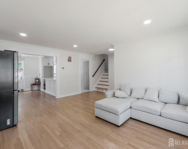 33 Larchmont Road - Photo Thumbnail 6