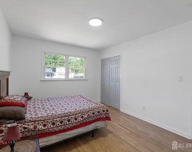 33 Larchmont Road - Photo Thumbnail 13