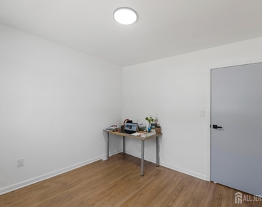 33 Larchmont Road - Photo Thumbnail 16