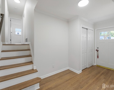 33 Larchmont Road - Photo Thumbnail 2
