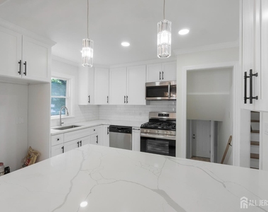 33 Larchmont Road - Photo Thumbnail 8
