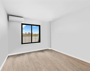 25-40 Shore Boulevard - Photo Thumbnail 6