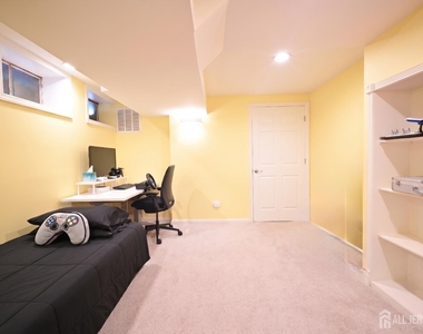 260 Westgate Drive - Photo Thumbnail 18