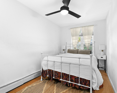 547 Gates Avenue - Photo Thumbnail 2