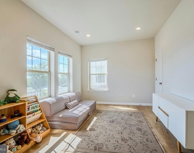 813 Sawback Square Ne - Photo Thumbnail 5