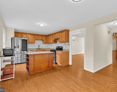 7428 Fountain Head Drive - Photo Thumbnail 11