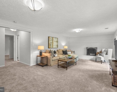 9428 Meadow Shire Lane - Photo Thumbnail 12