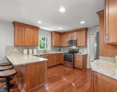 9428 Meadow Shire Lane - Photo Thumbnail 4