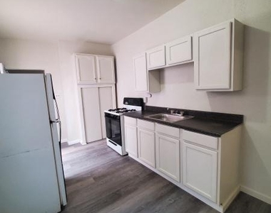 913 W College Avenue - Photo Thumbnail 1