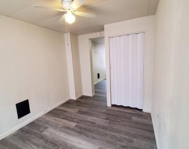 913 W College Avenue - Photo Thumbnail 3