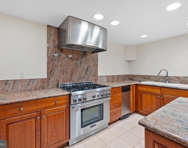 2201 Green Street - Photo Thumbnail 4