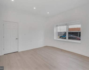 2401 S Alder Street - Photo Thumbnail 5