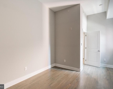 1607 Catharine Street - Photo Thumbnail 8