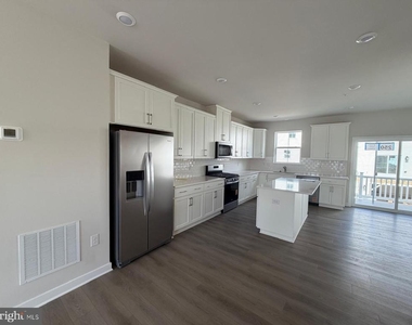 39 E Front Street - Photo Thumbnail 11